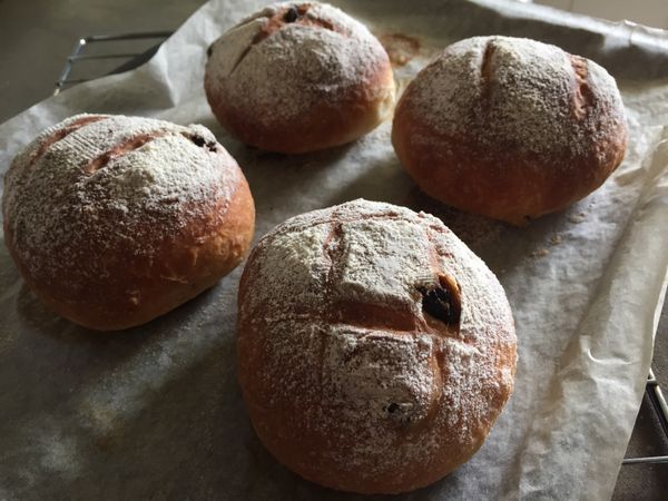 預熱完成後用上下火200度，放置中下層烤20-25分鐘（若上色太快可蓋上鋁箔紙），烤好立刻取出放架上冷卻