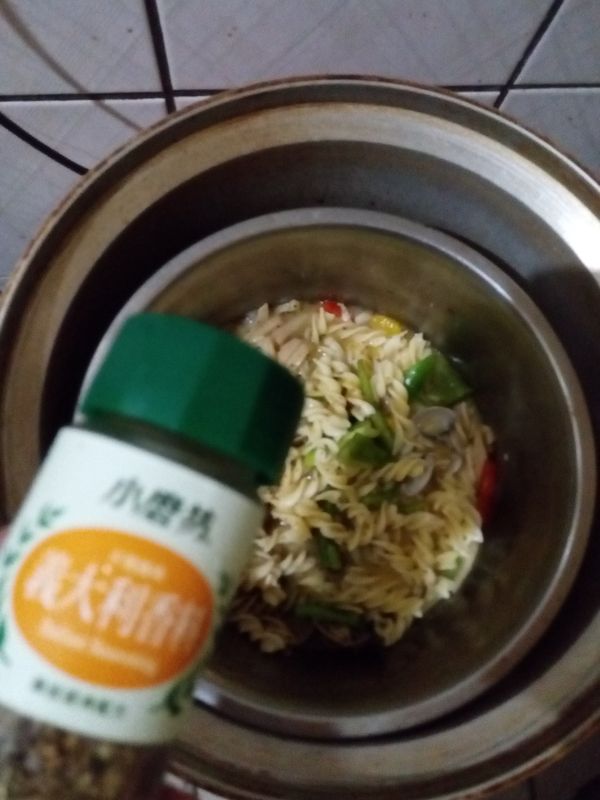 我洋蔥丁有先川燙過，蔾麥螺旋義大利麵也先煮熟過，把剩下食材放入，加1小匙鹽比較入味，加入適量水。蓋上鍋蓋蒸15分鐘，跳起即取出。