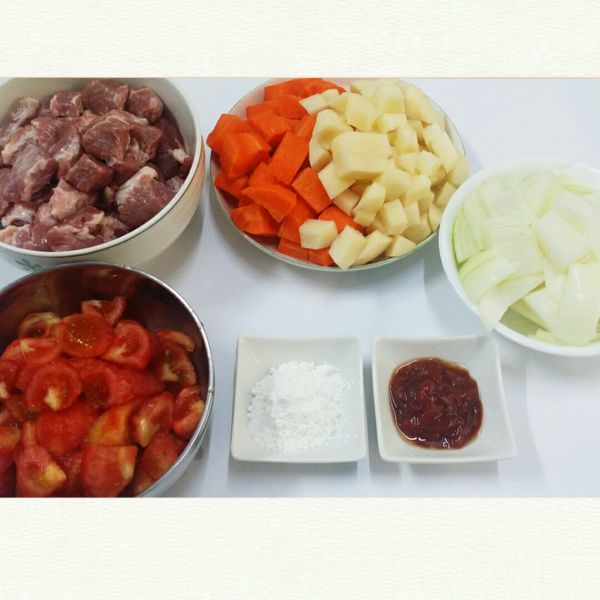 梅花肉、紅蘿蔔、馬鈴薯、洋蔥切塊，蕃茄切十字燙熱水去皮切塊，備用。