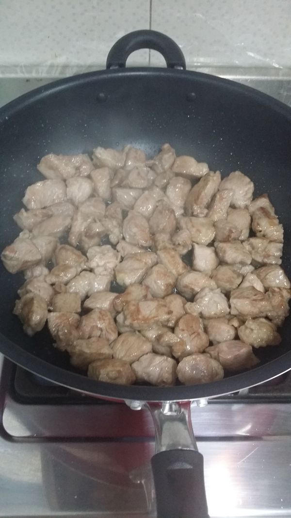 梅花肉先用油鍋煎至表面黃褐色。