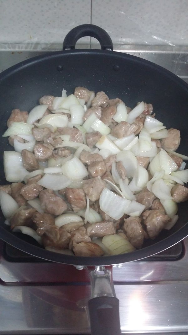 放洋蔥炒香。