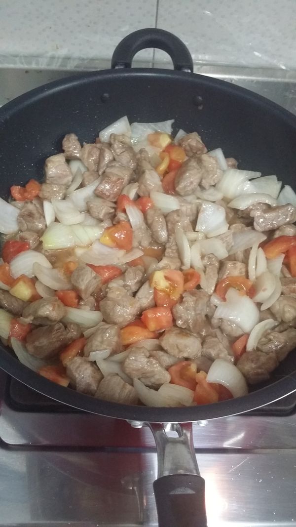 放蕃茄炒軟，在下蕃茄醬略炒。