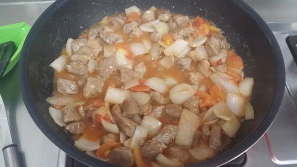 加水蓋過食材，在放紅蘿蔔、馬鈴薯，大火煮滾，在轉小火燉。