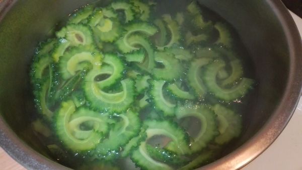 起一鍋熱水，川燙山苦瓜片。