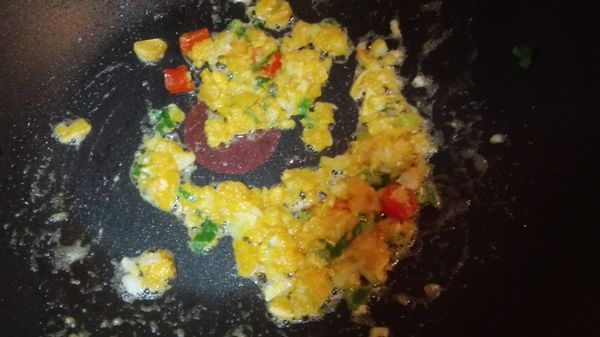 下鹹鴨蛋黃，炒成細末。