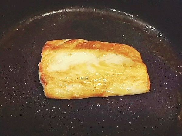 熱油鍋用中小火將魚排煎熟