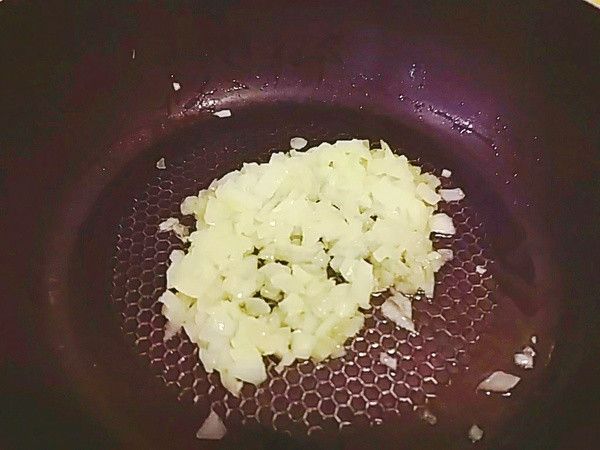 鍋內加入少許的油放入洋蔥丁拌炒