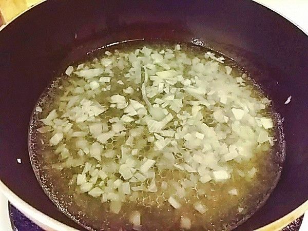 聞到洋蔥香氣即可加入100cc的水用中火煨煮洋蔥　