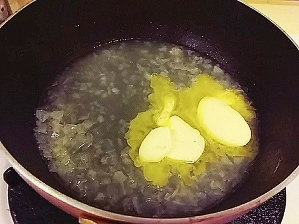 洋蔥煨煮至軟化後加入 檸濛汁 鹽及胡椒粉拌勻後關火在加入奶油