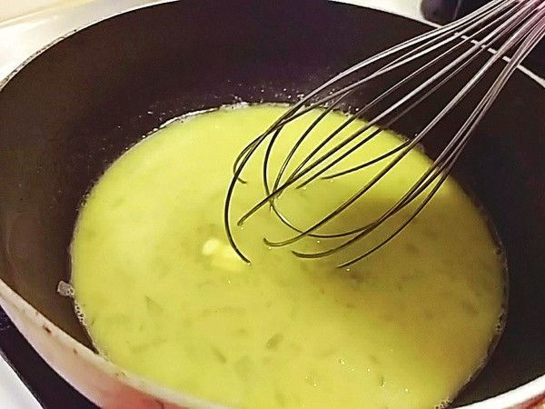 用湯汁的熱度慢慢的攪拌至奶油完全溶化