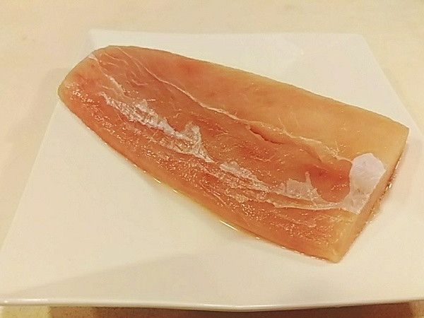 魚排洗淨 兩面均勻抹上鹽巴