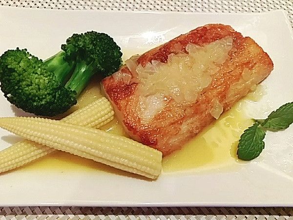 將完成的醬汁淋上魚排 就可美味上桌囉 !