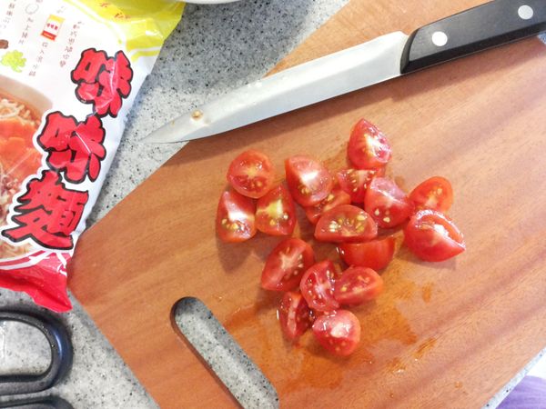 小蕃茄切小塊…可對切再對切…一切成四小塊