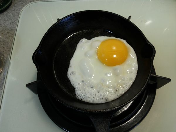 小鐵鍋燒熱少許油煎顆太陽蛋,蛋白凝固即可先取出