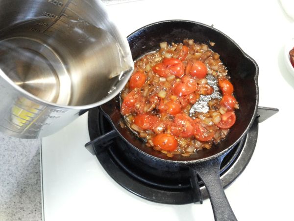 小蕃茄放入拌炒至軟化…加入約100-120c.c水
