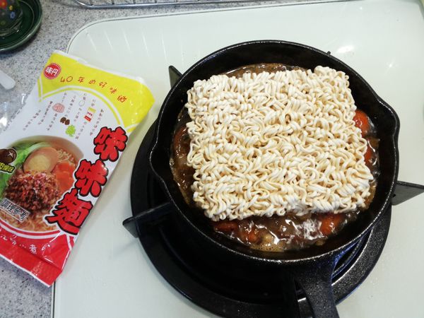 滾後放入泡麵體稍微按壓吸收湯汁