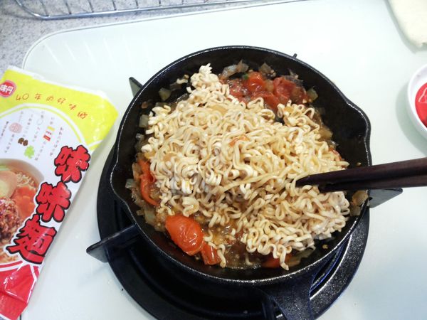 泡麵漸漸軟化…拌炒至湯汁收泡麵也差不多熟囉~
