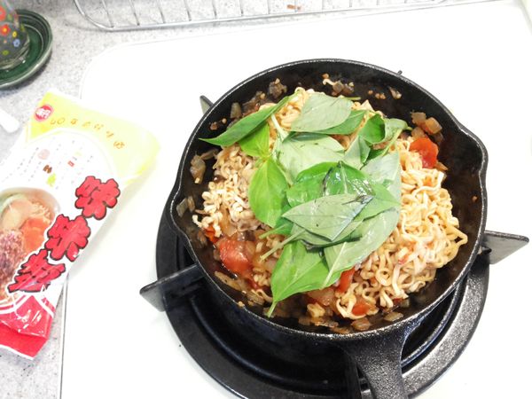 起鍋前下九層塔拌炒增加香氣…太陽蛋放上就ok囉~