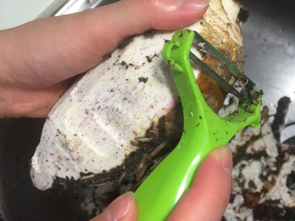芋頭不沖洗直接削皮，以免沾到乳汁發癢。