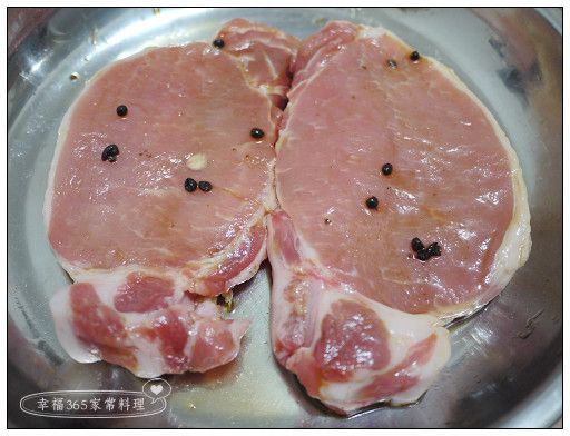 馬告先拍碎或捏碎讓味道釋出，然後豬排用醃料抓勻，醃一個晚上或至少2小時。