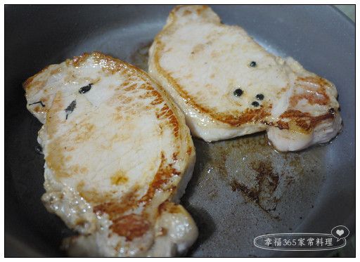 鍋中放適量油，油熱後豬排入鍋中兩面煎至全熟，取出盛盤。