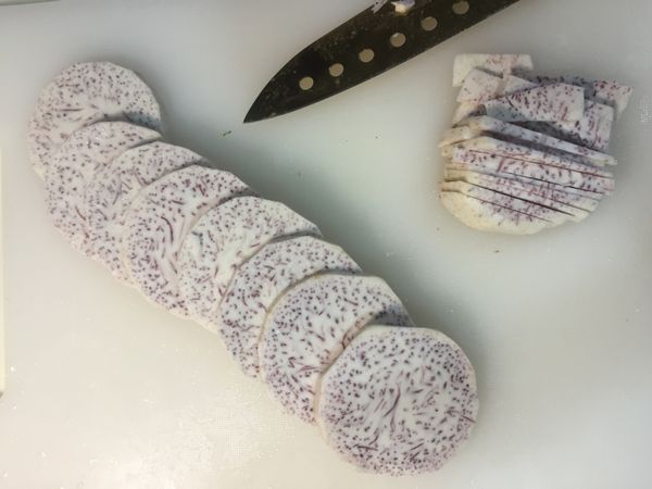 將芋頭頭尾切碎，中段切片，再加入冰糖一起放入電鍋蒸軟。