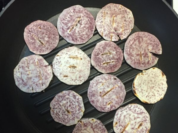 不用加油熱鍋後將切片的芋頭放入，煎至兩面上色即可起鍋放涼。