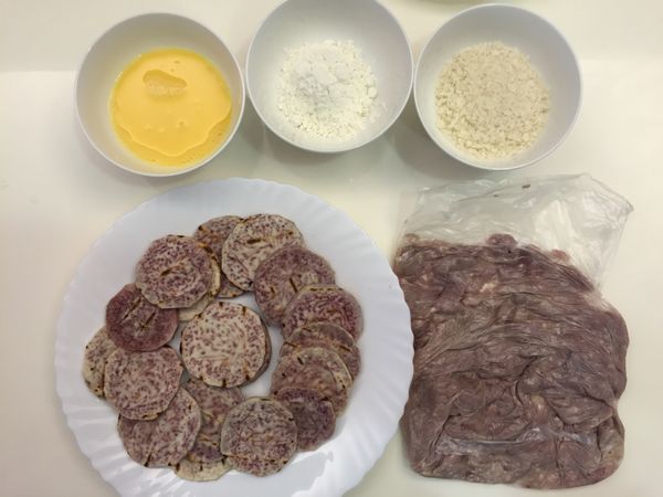 另將切碎蒸熟的芋頭放涼後置入塑膠袋壓成泥，可以保留一點小塊狀口感也不錯喔！