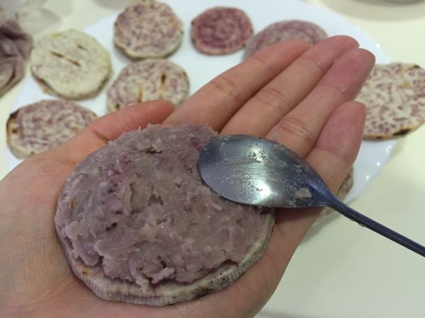 將芋泥平均塗抹在芋頭片上。