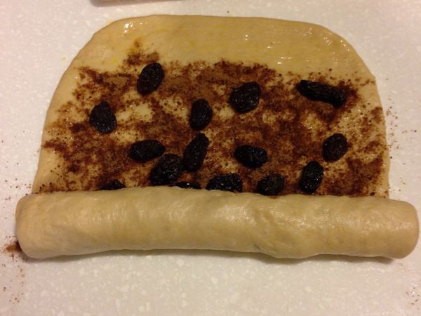 從塗滿料的一側捲起來，沒有塗奶油的地方可以塗上少許蛋液以便捲起來的時侯能黏合起來