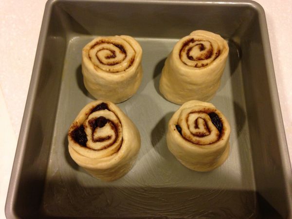 分成4或6等份（6等份比較恰當），將切面朝上擺，放至溫暖處靜置發酵1小時至原來的2倍大