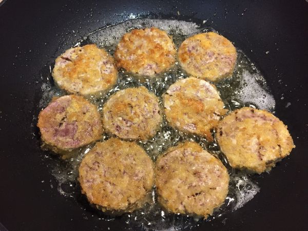 下油鍋煎至兩面金黃即可起鍋