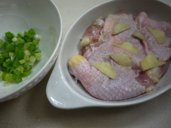 去骨雞腿擦乾淋上米酒及白胡椒粉,再置上薑片入電鍋,外鍋以2/3杯量米杯水去蒸。
蔥切成蔥花備用。