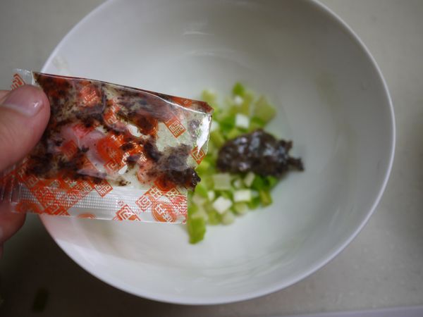 蔥花和調味油包一同拌勻。