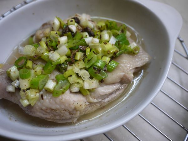 電鍋跳起來後將雞腿拿出鋪上作法3的蔥花,再放回電鍋,外鍋加一點點的水約蒸1~2分鐘,讓熱氣逼出蔥花的香氣即可拿出(如果蒸太久蔥花會黃掉不好看)