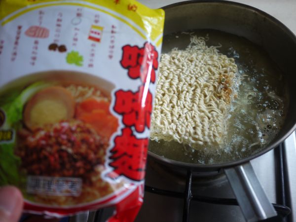 起一鍋滾水放入味味麵煮至喜歡的熟度並加入調味料粉包.