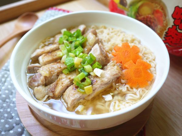 最後將雞腿切片放入麵中,並依個人喜好添加2~3大匙的雞汁在湯裡即完成蔥油雞湯麵~