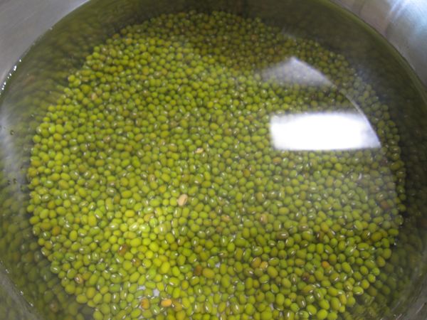 將綠豆洗淨後，倒入食用開水（約6分滿），再浸泡豆子4小時。