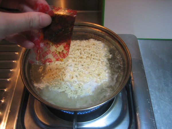 再放入裡面附的調味包。