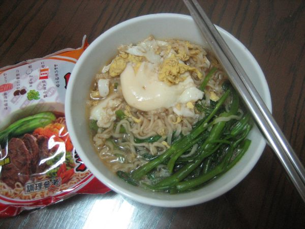 煮好的蔬菜蛋蛋麵盛起就完成一碗好吃的湯麵了。
