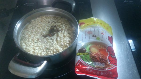 煮麵，剩菜在熱湯中燙一下