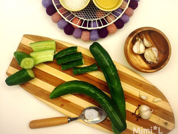 將小黃瓜洗淨後切段，倒入塑膠袋並灑鹽巴搖一搖放入冰箱靜置30分鐘。