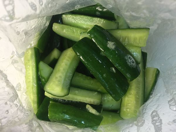 將已變軟出水的小黃瓜用開水清洗兩次