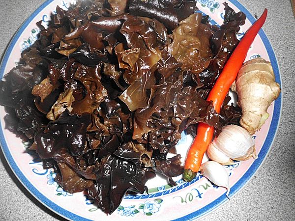 乾木耳泡水2~3小時後..洗淨並剪去蒂頭較粗的部分再剪成適當大小塊(或切絲亦可)也可加入少許白木耳配色..一樣好吃!! 蔥.辣椒.薑.蒜頭洗淨切末備用~