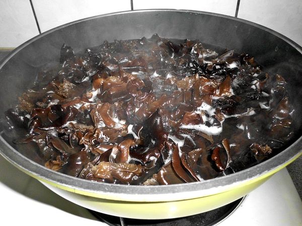 木耳放入滾水中汆燙約5分鐘(若是新鮮的木耳燙個2分鐘左右即可)