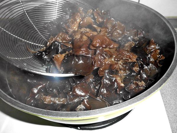 撈起瀝乾水分再放涼..水分一定要徹底瀝乾才不致影響口感。。