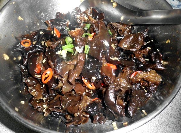 將木耳倒入乾淨的攪拌盆中,加入所有調味料..拌均勻後以保鮮膜封口或加上蓋子,放入冰箱冷藏靜置片刻..使之入味~