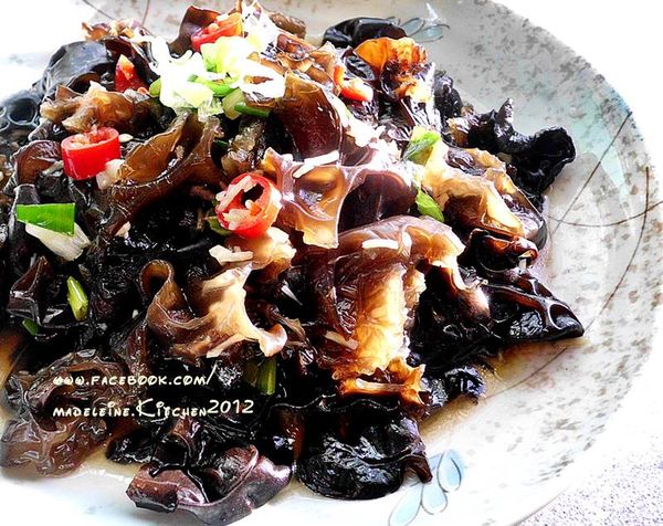 再取出後加入蔥花拌一下即可盛盤上桌~這道涼拌菜調味料部分..並沒有加入醋,喜歡帶些醋味的人可以加點個人喜歡的醋調味。