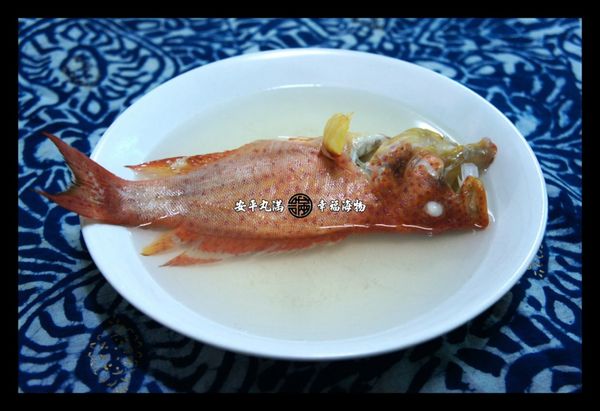 再次滾沸後，熄掉爐火，蓋上鍋蓋5分鐘以上，用餘溫悶熟魚肉。這樣的肉質熟度恰恰好，細緻美味。