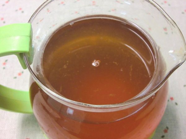 將紫蘇茶濾出待冷卻至微溫時，加入適量的檸檬汁或萊姆汁就會變紅，視深淺喜好決定加入的量，加愈多顏色則愈深。